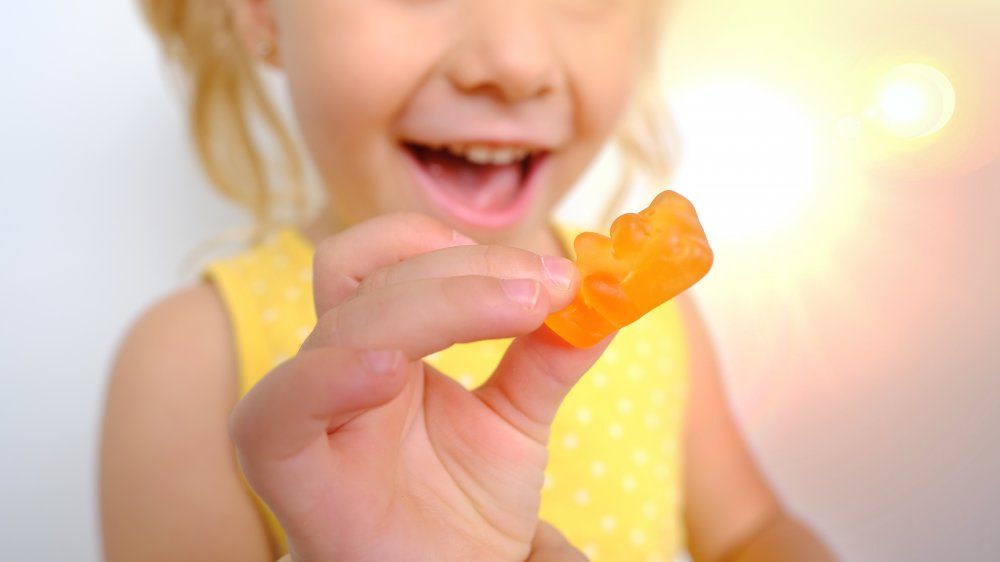 CBD gumicukor színes édességek tálban egészséges életmód szimbólumokkal